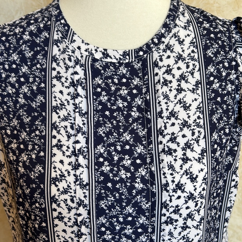 Elle 👚Top👚 - Picture 2 of 8